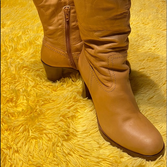 Boots Coach - Picture 2 of 6